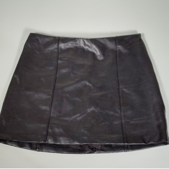 Abercrombie & Fitch black faux leather mini skirt skort M - Picture 1 of 5